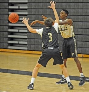 Matt Overing/matthew.overing@amnews.com Jason Alexander makes a pass during practice. Alexander will be called upon to score more this season after averaging 9.4 points per game last year.