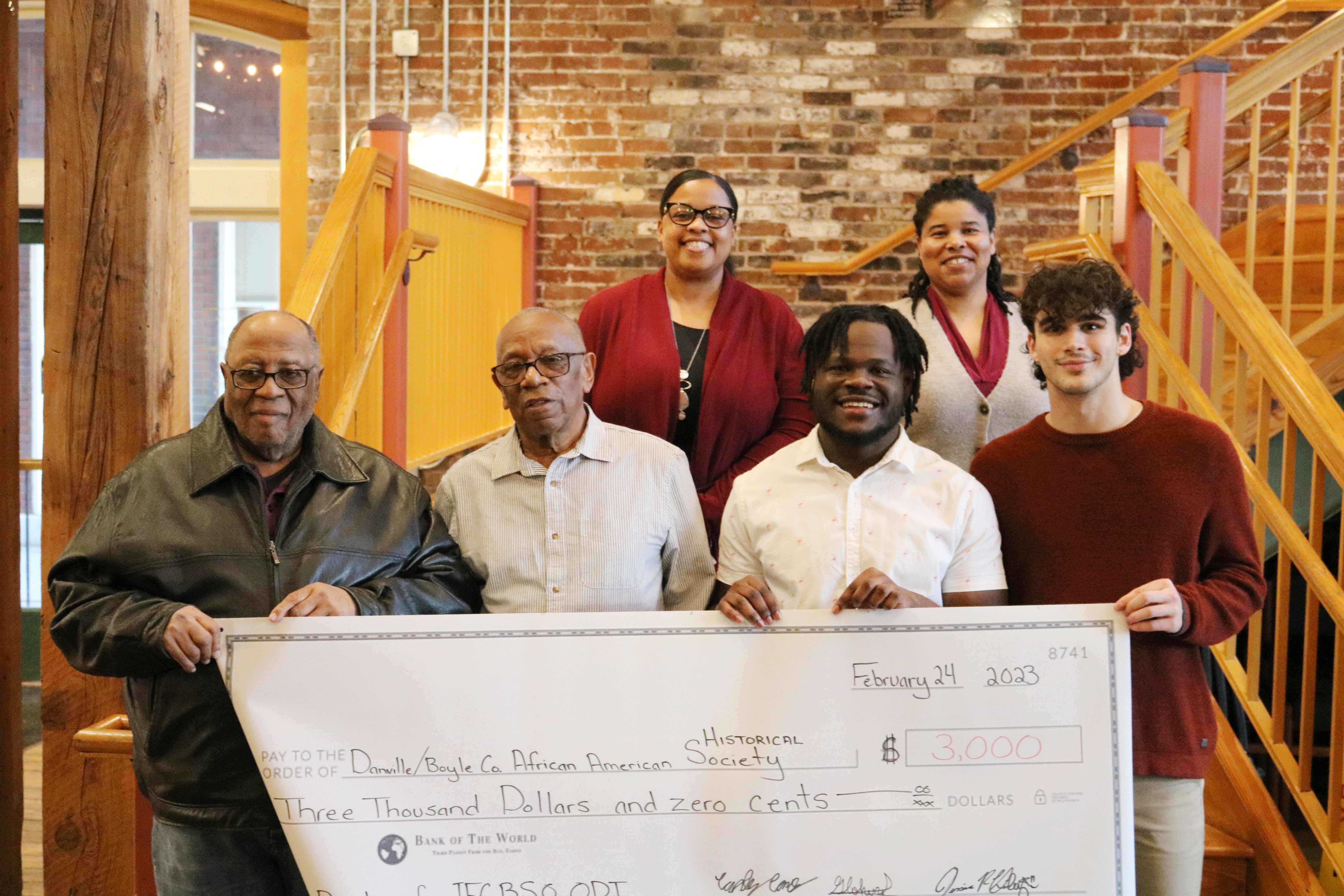 Οι μαθητές του Κέντρου συνεργάζονται με την Αφροαμερικανική Ιστορική Εταιρεία, συγκεντρώνοντας $3.000 – The Advocate-Messenger